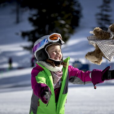 It s easier to learn skiing with a friend ;-)