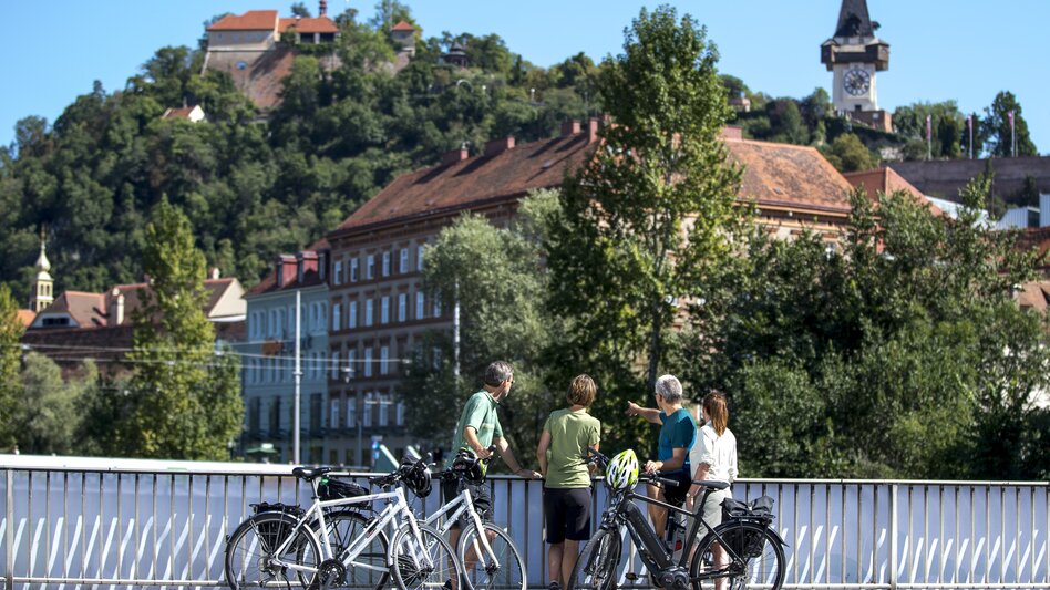 In Graz mit Blick auf den Uhrturm | © STG | Tom Lamm