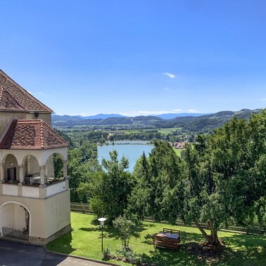 Schloss Seggau mit Blick auf Sulmsee
