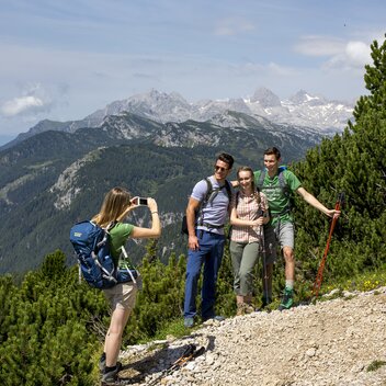 Gruppenfoto mit Dachsteingletscher im Hintergrund: Wanderroute "Vom Gletscher zum Wein"