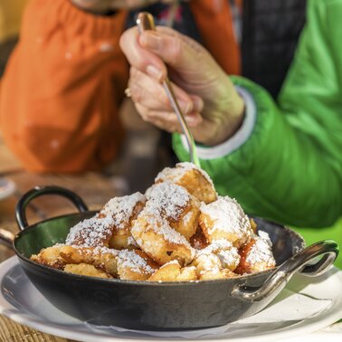 This tastes good: Kaiserschmarrn with cranberries and apple sauce