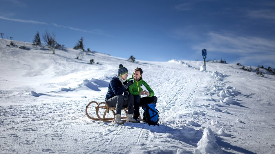 Pause beim Rodeln auf der Tauplitzalm | © STG | Tom Lamm