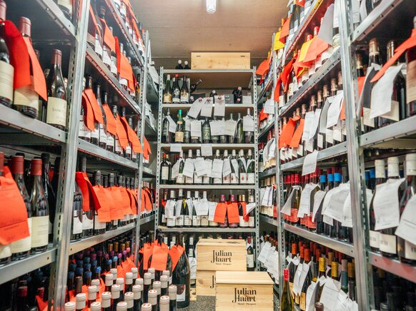Allein die Weißweinkarte der Weinbank erstreckt sich über 123 Seiten und umfasst rund 4.500 Positionen. Logistisch ist das eine echte Herausforderung. 
