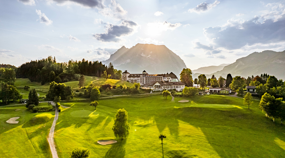 Das Schloss Pichlarn vor dem beeindruckenden Grimming