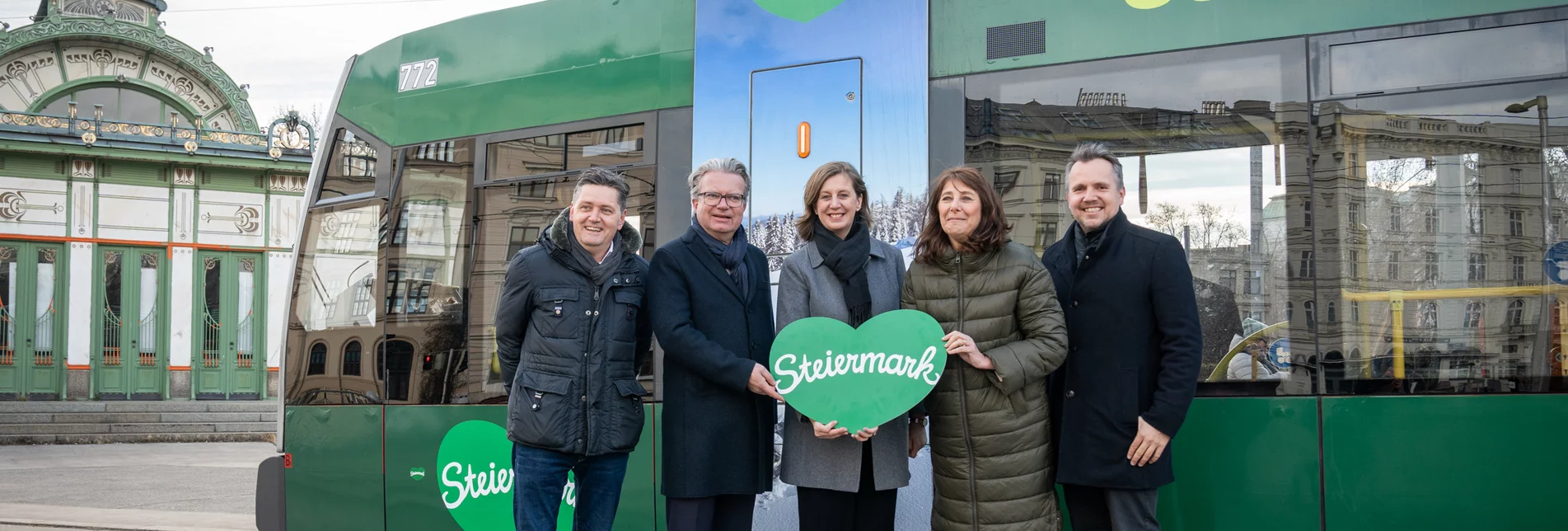 Bernd Schönegger (Ankünder), Landeshauptmann Christopher Drexler, Landesrätin Barbara Eibinger-Miedl, Andrea Groh (Gewista) und Michael Feiertag, GF Steiermark Tourismus und Standortmarketing, mit der grünen Steiermark-Straßenbahn am Wiener Karlsplatz.  | © STG | Jesse Streibl