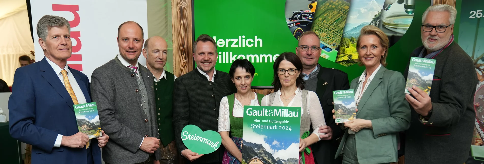 Karl Hohenlohe (Hg. Gault&Millau), Mathias Schattleitner (GF Erlebnisregion Schladming-Dachstein), Kurt Hutegger (Waldhäuslalm), Michael Feiertag (GF Steiermark Tourismus & Standortmarketing), Sigrid Hutegger, Ilse und Peter Zechmann (alle WaldhäuslalmI), Martina Hohenlohe (Hg. Gault&Millau) und Jürgen Schmücking (Red. Leitung Gault&Millau) | © STG | Elisabeth Perl