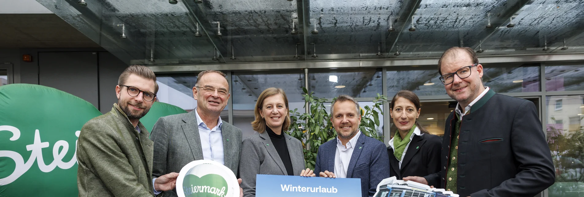 Der Steiermark-Winterurlaub kann kommen. Andreas Schweiger (Mariazeller Advent), Georg Bliem (Planai-Hochwurzen-Bahnen), Tourismuslandesrätin Barbara Eibinger-Miedl, Michael Feiertag (GF Steirische Tourismus und Standortmarketing GmbH), Melanie Franke (Rogner-Bad Blumau) und Rupert Zwanzleitner (Weihnachtswonderland Eibiswald/Gartenhotel Kloepferkeller).  | © STG | Erwin Scheriau