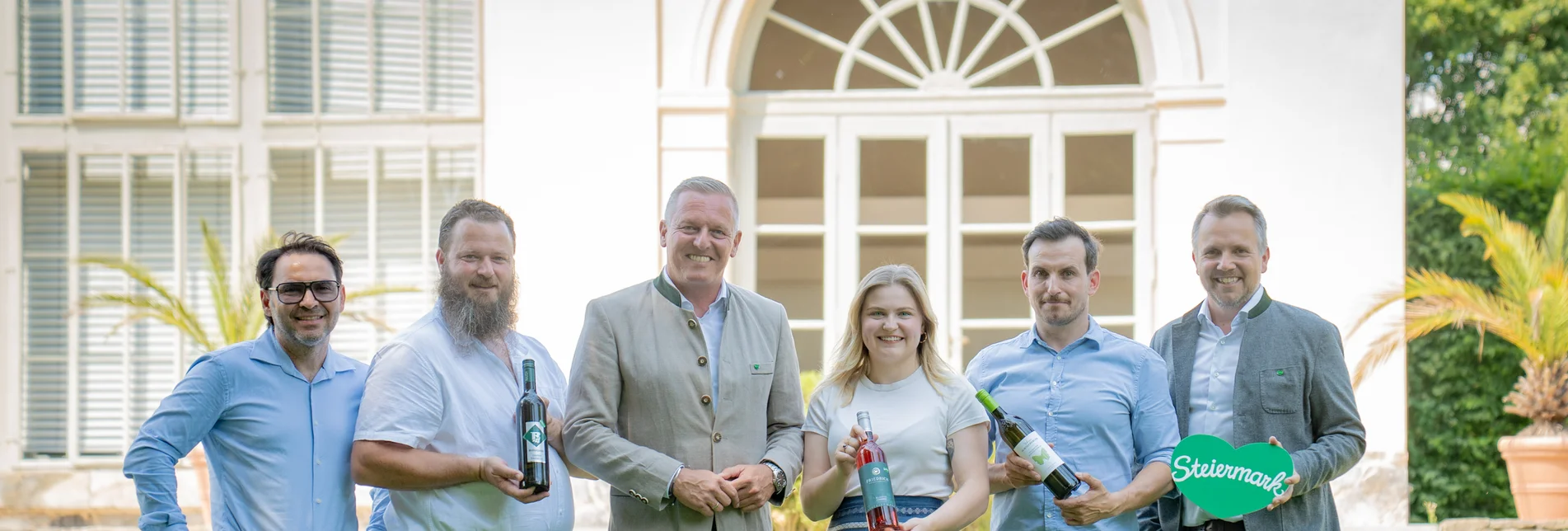 Stefan Potzinger (Obmann Wein Steiermark), Johannes Rauch (Weinhof Rauch in St. Peter/Ottersbach), Landeshauptmann Mario Kunasek, Sophie Friedrich (Schilcherweingut Friedrich in St. Stefan/Stainz), Johann Schneeberger jr. (Weingut und Steirische Kellerei Johann Schneeberger in Heimschuh), Michael Feiertag (GF Steirische Tourismus und Standortmarketing GmbH/STG) mit den Herz-Weinen 2025.