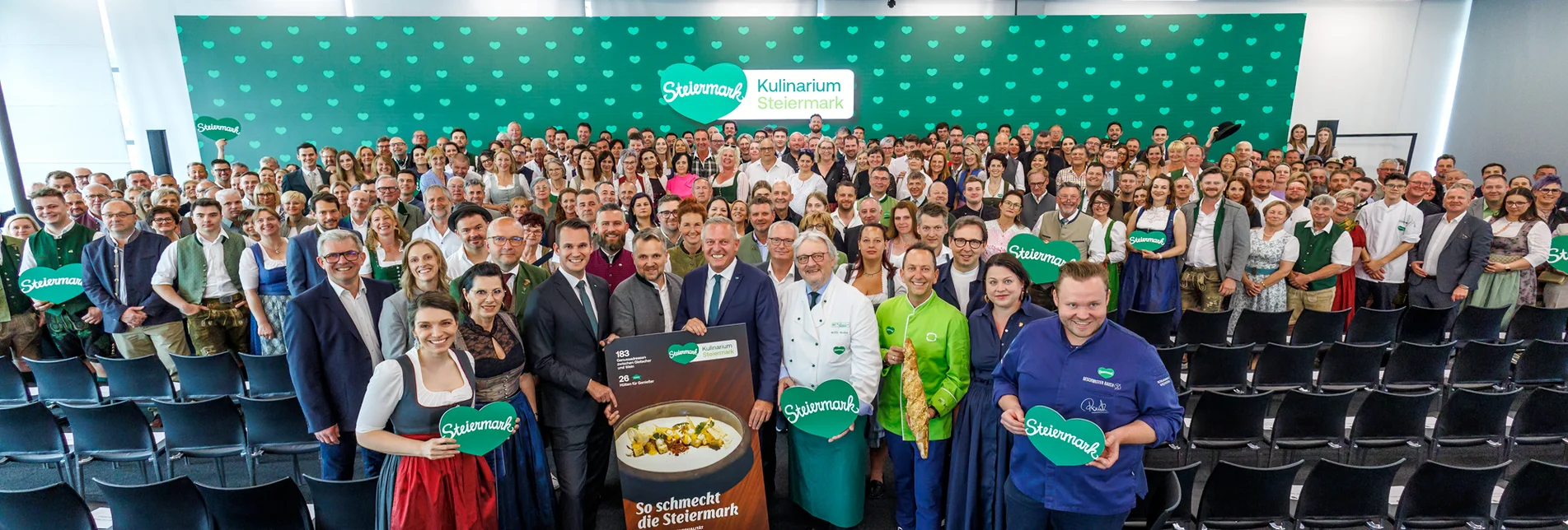 Die ausgezeichneten Kulinarium Steiermark-Betriebe für die Periode 2025-2028, in der Mitte Landesrat Stefan Hermann, STG-Geschäftsführer Michael Feiertag, Landeshauptmann Mario Kunasek und Chefkoch Willi Haider Die ausgezeichneten Kulinarium Steiermark-Betriebe für die Periode 2025-2028, in der Mitte Landesrat Stefan Hermann, STG-Geschäftsführer Michael Feiertag, Landeshauptmann Mario Kunasek und Chefkoch Willi Haider