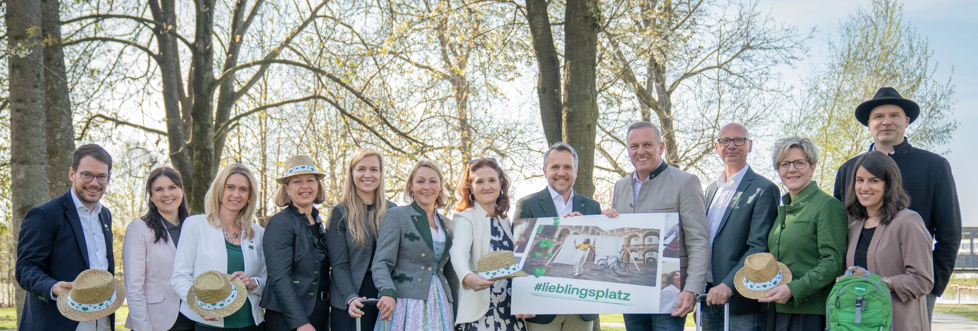 von links: Lukas Bencsics (GF Erlebnisregion Murau), Magdalena Mandl (Marketing, Erlebnisregion Erzberg Leoben), Claudia Bachler (Presse, Erlebnisregion Murtal), Ute Gurdet (GF Erlebnisregion Hochsteiermark), Lisa Moosbrugger (Marketing, Erlebnisregion Schladming-Dachstein), und  Pamela Binder (GF Ausseerland Salzkammergut), Susanne Haubenhofer (GF, Erlebnisregion Graz), STG-Geschäftsführer Michael Feiertag), Landeshauptmann Mario Kunasek, Christian Contola (GF Erlebnisregion Thermen- & Vulkanland), Evelyn Schweinzger (GF Erlebnisregion Südsteiermark), Karoline Wöhri (Marketing Erlebnisregion Gesäuse), Stefan Schindler (GF Erlebnisregion Oststeiermark)