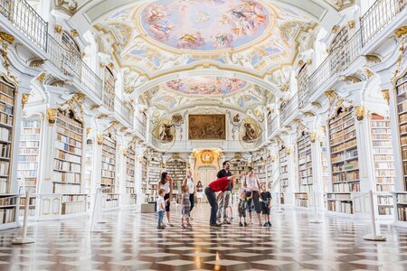 Kinderbesuch in der weltgrößten Klosterbibliothek | © Thomas Sattler