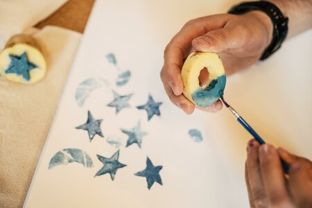 Potatoes print blue_Design ab Hof_Eastern Styria  | © Bernhard Bergmann