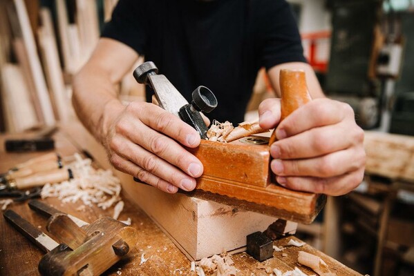 Tischlerei Gross - Handwerk Hobeln | © Einrichtungswerkstätte Gross