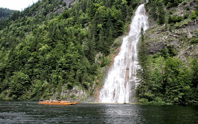 Ship cruise, Grundlsee, waterfall Toplitzsee | © Astrid Eder