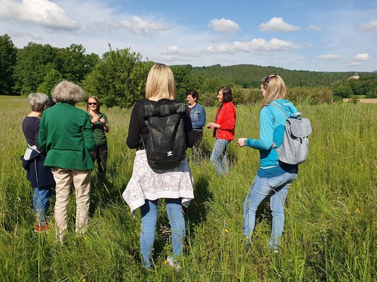 Group on a herb walk | © Oststeiermark Tourismus