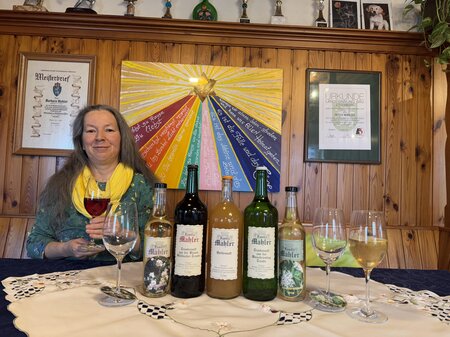 Barbara mit Fruchtsäfte | © Weingut Mahler| Weisch Manuela