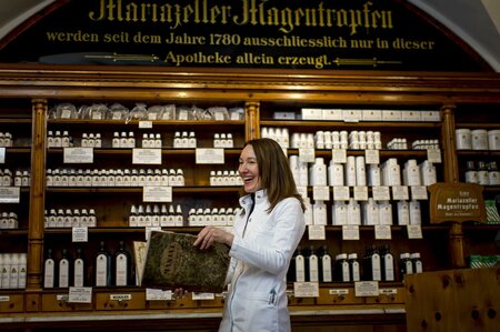 Apotheke zur Gnadenmutter, Fr. Dr. Riffel