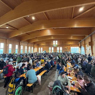 Festhalle mit Menschen_Oststeiermark | © SOMA