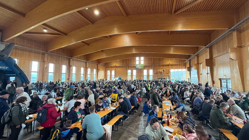 Festhalle mit Menschen_Oststeiermark | © SOMA