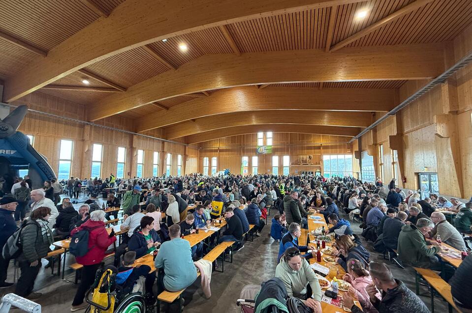 Festhalle mit Menschen_Oststeiermark | © SOMA
