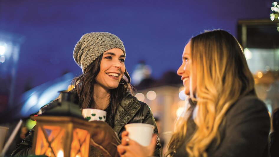 Adventmarkt mit Heißgetränk | © Graz Tourismus-Tom Lamm