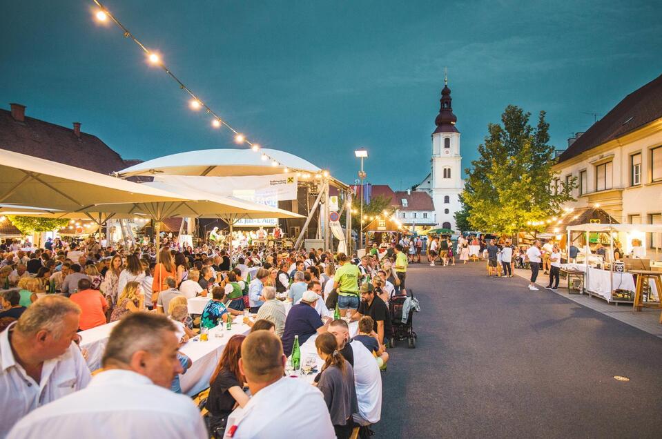Weindorf am Hauptplatz Fehring | © Sebastian Friedl