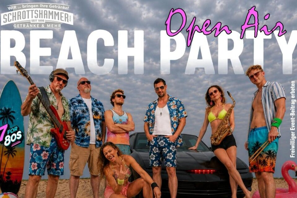 Eine lebhafte Beach Party mit einer Gruppe von Menschen in bunten Sommeroutfits. Sie stehen vor einem Auto und posieren fröhlich mit Musikinstrumenten. | © Inez Grieshofer