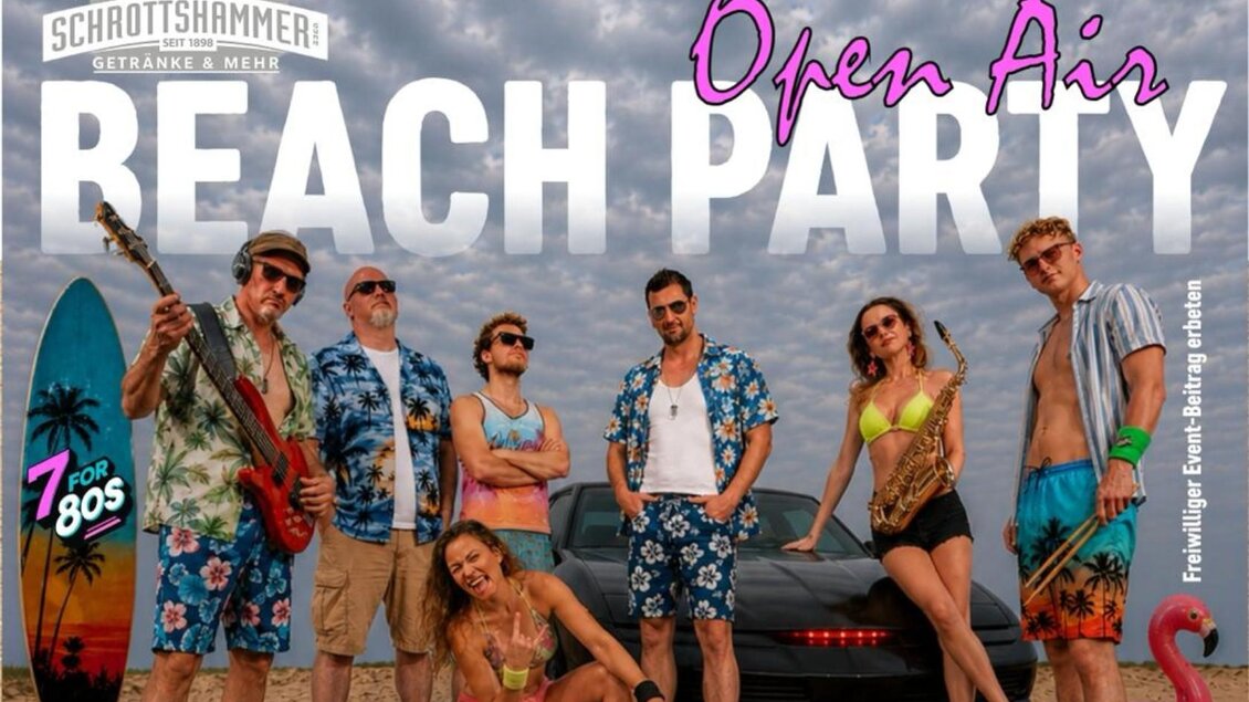 Eine lebhafte Beach Party mit einer Gruppe von Menschen in bunten Sommeroutfits. Sie stehen vor einem Auto und posieren fröhlich mit Musikinstrumenten. | © Inez Grieshofer