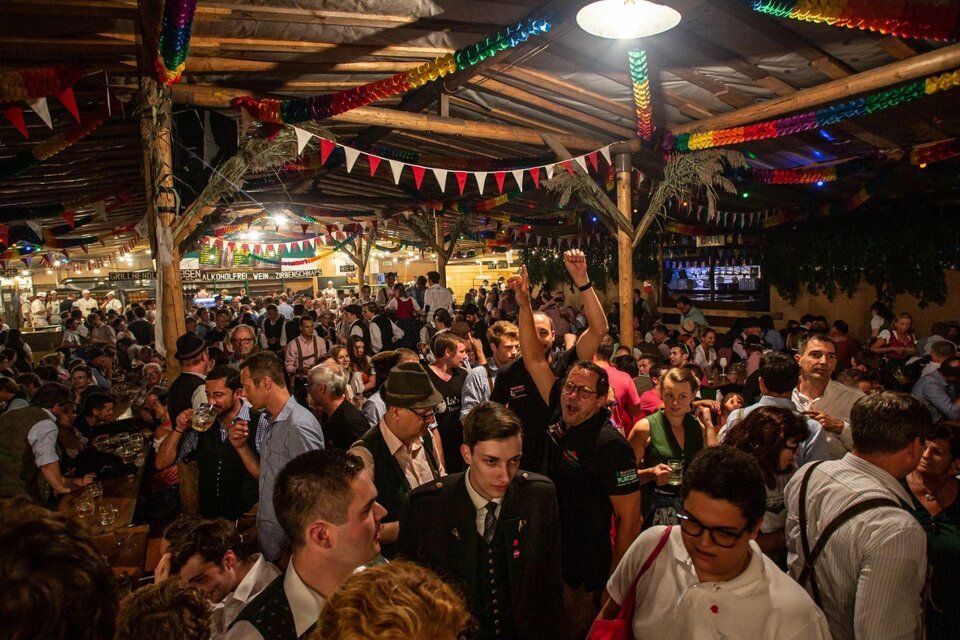 <p>Das lebhafte Bierzelt biem Altausseer Kirtag im festlich dekorierten Zelt. Viele Menschen in traditioneller Kleidung genießen die Atmosphäre und interagieren miteinander.</p> | © Freiwillige Feuerwehr Altaussee