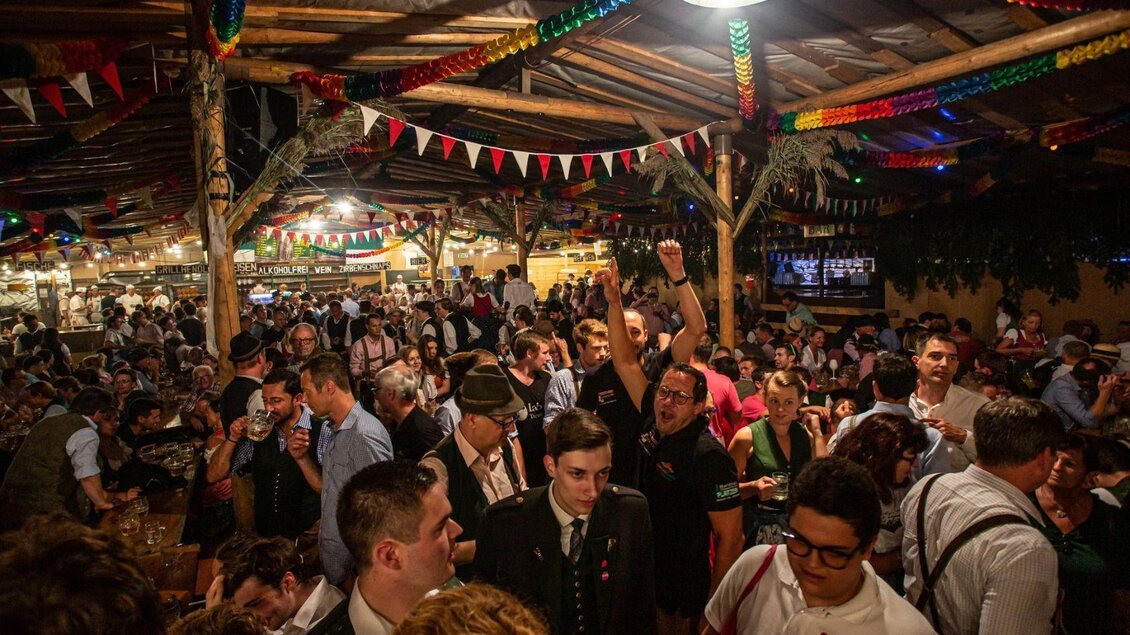 <p>Das lebhafte Bierzelt biem Altausseer Kirtag im festlich dekorierten Zelt. Viele Menschen in traditioneller Kleidung genießen die Atmosphäre und interagieren miteinander.</p> | © Freiwillige Feuerwehr Altaussee