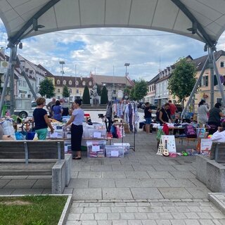 Flea market on the main square in Fehring | © Katrin Posch