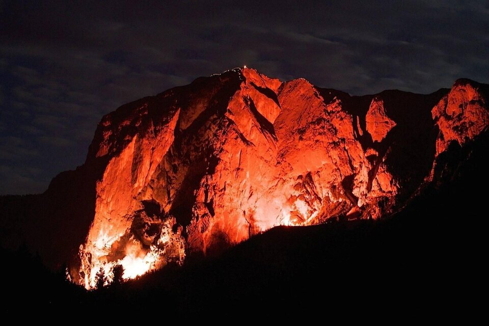 Eine beeindruckende Berglandschaft in der Nacht, beleuchtet von orangefarbenem Licht. Die Felsen wirken stark und dramatisch in der Dunkelheit. | © Fremdenverkehrsverein Altaussee