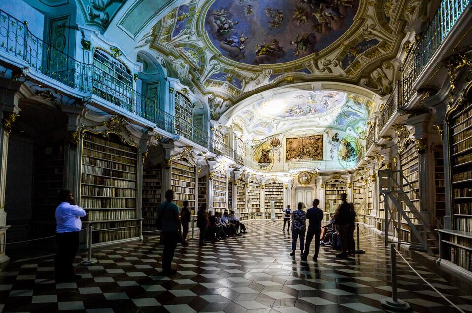 Klosterbibliothek bei Nacht | © Thomas Sattler