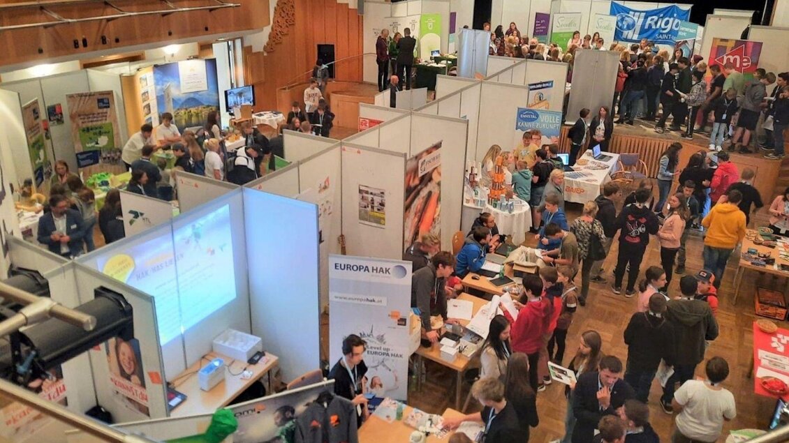 <p>Die belebte Messe im Kur- und Congresshaus in Bad Aussee mit vielen Ständen und Besuchern. Menschen stehen an Tischen und es gibt eine Vielzahl von Informationsmaterialien.</p> | © Arbeitsmarktservice Liezen, www.ams.at