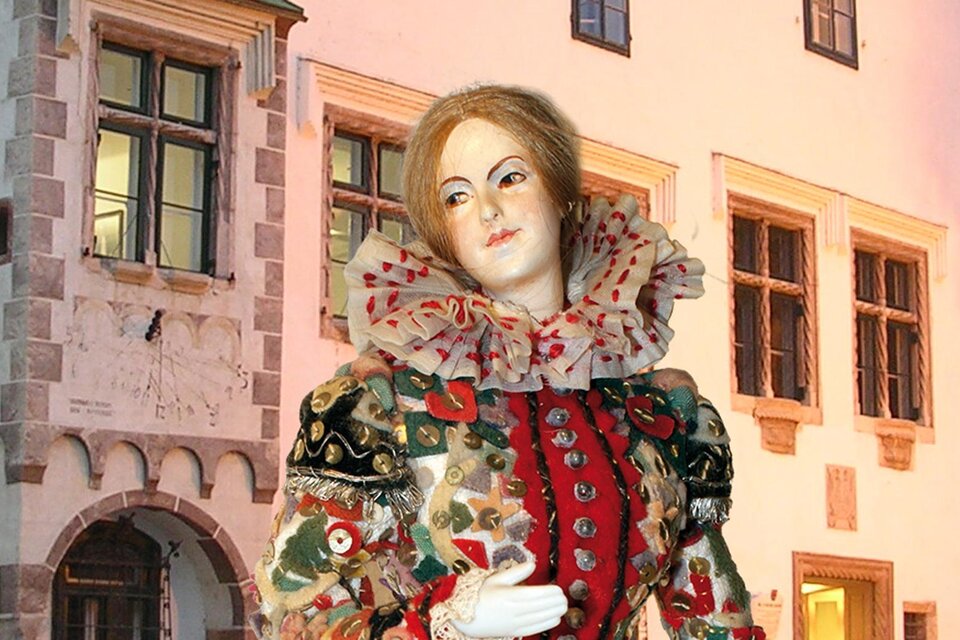 Das Flinserl vor dem Kammerhofmuseum. Der Hintergrund zeigt architektonische Details aus der Vergangenheit.</p> | © Kammerhofmuseum Bad Aussee