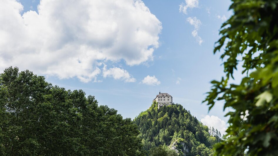Hoch oben thront die Burg Strechau