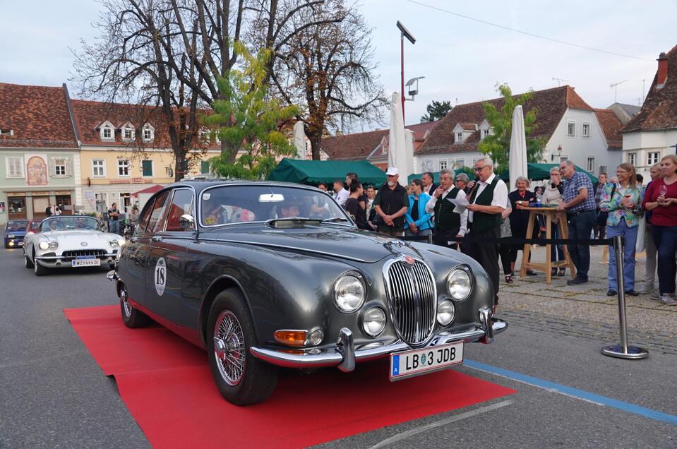Oldtimer werden im Rahmen des Festes präsentiert | © Tourismusverband Oststeiermark/ KK