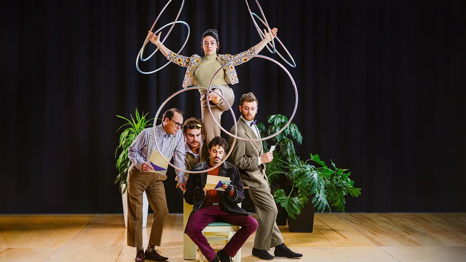 Artisten Gruppe mit Reifen | © Emmanuel Burrie