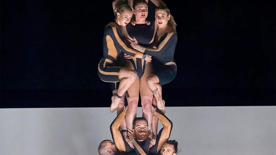 Im Cirque Noël wird eine Menschenpyramide mit 4 Artisten am Boden stehend, 3 auf dessen Schulter und einer an der Spitze bei den Vorstellungen in Graz. | © Andy Phillipson
