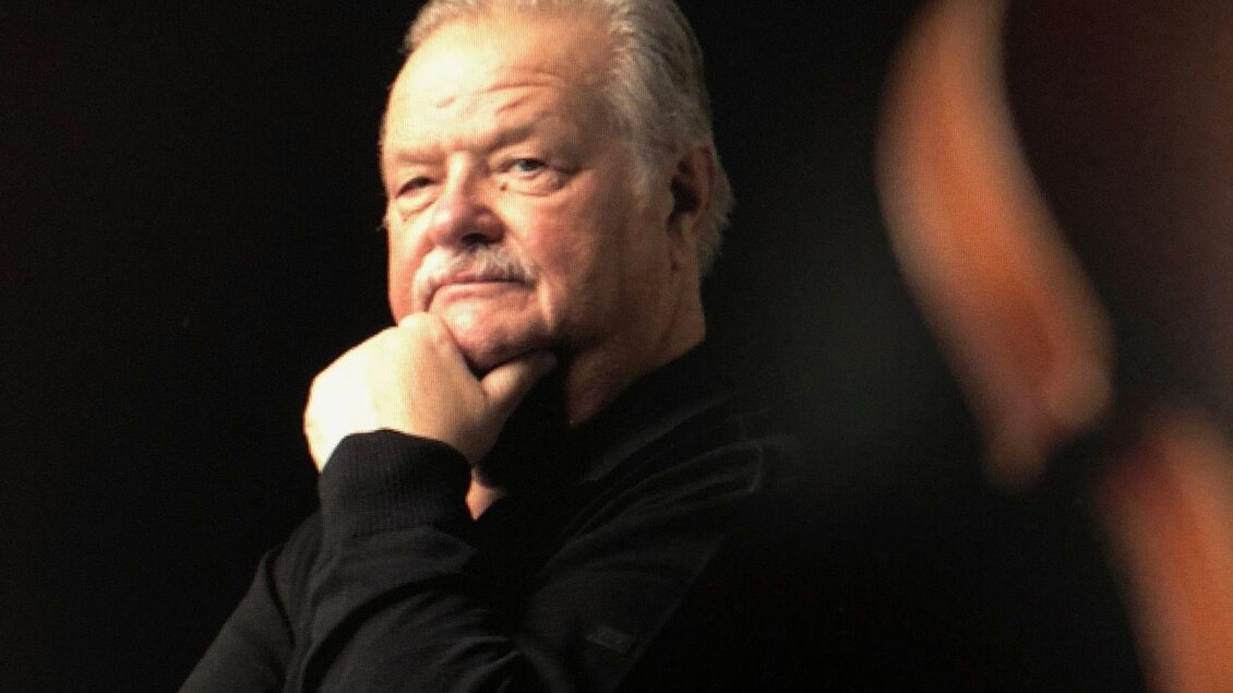 Burgschauspieler Gerhard Ernst mit einem nachdenklichen Ausdruck. Bei der Lesung im Literaturmseum Altaussee zeigt er sein Können. | © Literaturmuseum