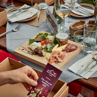 Die Tafel an der Weinstraße | © KubizaPhoto