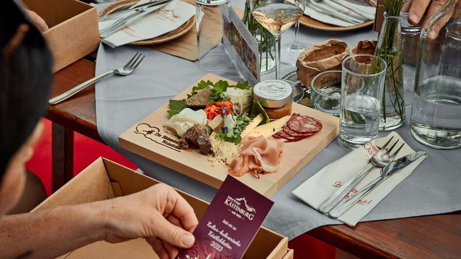 Die Tafel an der Weinstraße | © KubizaPhoto