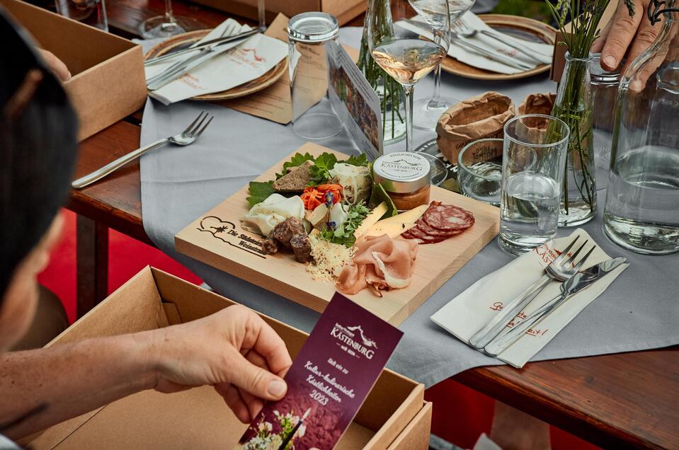 Die Tafel an der Weinstraße | © KubizaPhoto