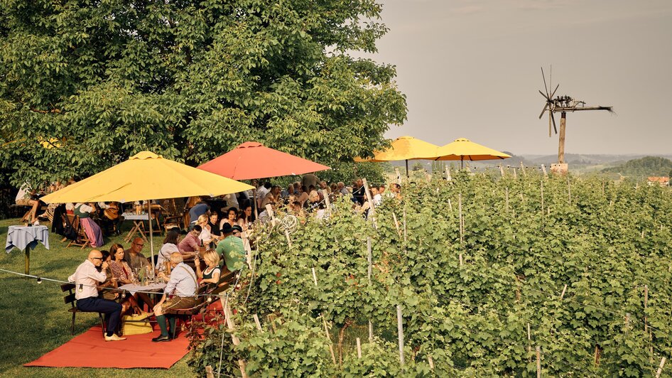 Genussmomente im Freien | KulturWeingut Kästenburg | © KubizaPhoto