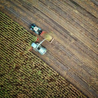 Maschienen beim Dreschen | © Unsplash