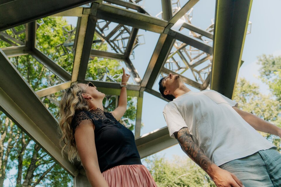 Zwei Personen betrachten Kunstinstallationen im Skulpturenpark Premstätten unter freiem Himmel. | © studio draussen