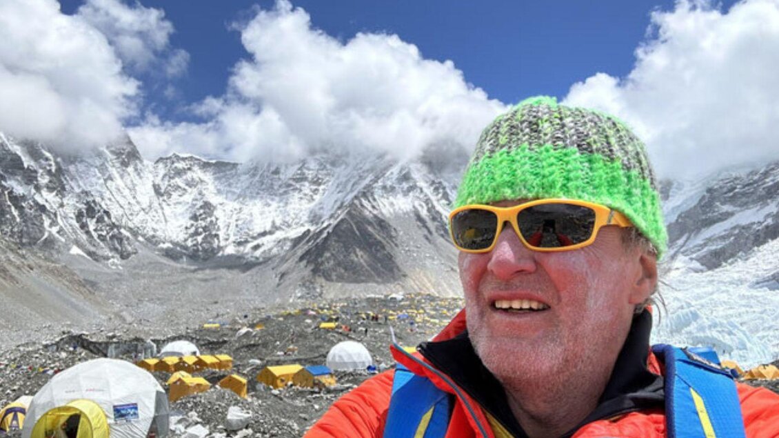<p><p>Helmut Pichler steht vor dem Base Camp in Himalaya Gebirge. Im Hintergrund sind Zelte und schneebedeckte Berge zu sehen.</p></p> | © Helmut Pichler