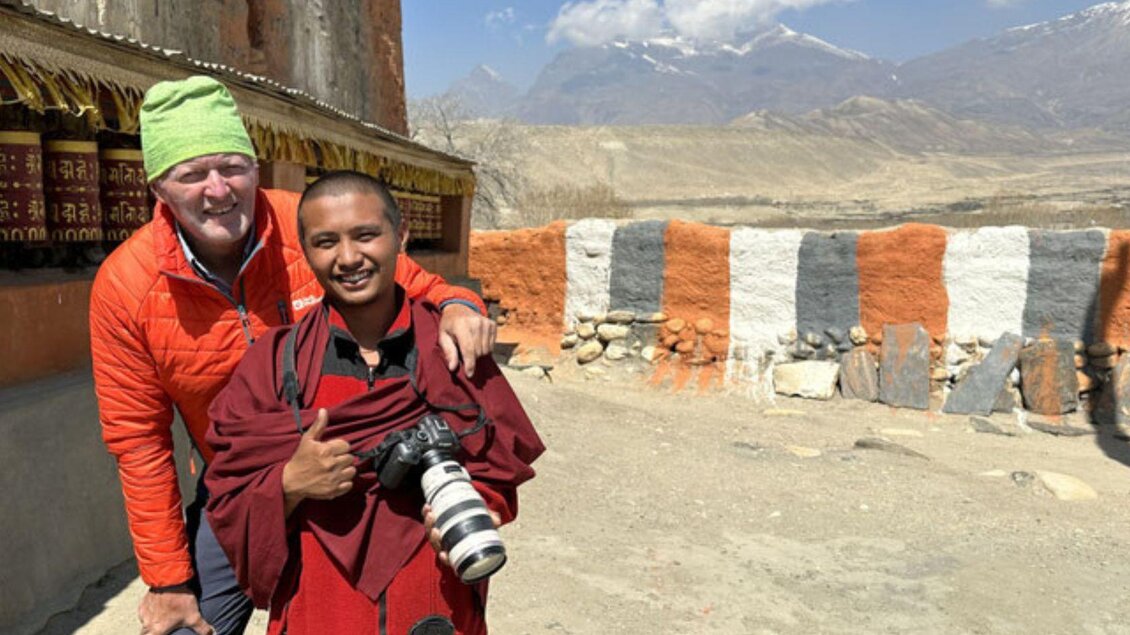 <p>Helmut Pichler posiert mit einer neuen Bekanntschaft von seiner Reise vor einer bunten Wand im Himalaya Gebirge. </p> | © Helmut Pichler
