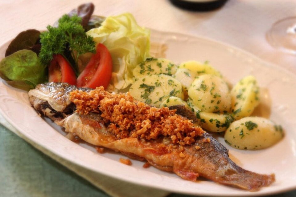 <p>Ein köstlicher Fisch mit knuspriger Parnier, serviert mit Kartoffeln und frischem Salat der Fischerhütte am Toplitzsee.</p> | © Syen Andreas