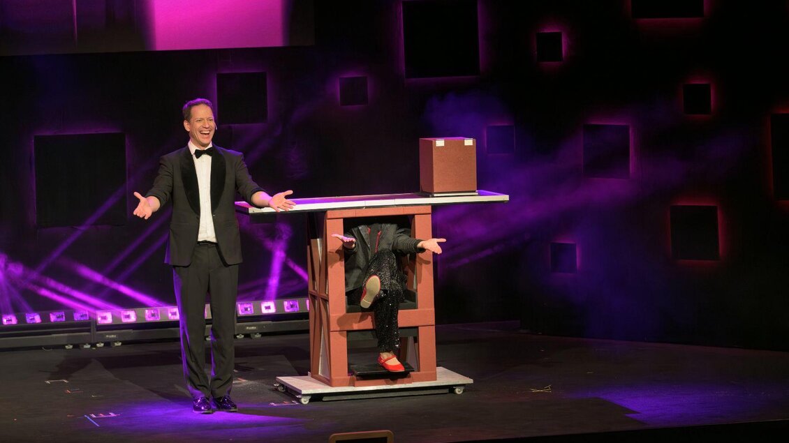 Alexander Krist trägt gerade einen seiner Zaubertricks auf der Bühne vor. | © Alexander Krist